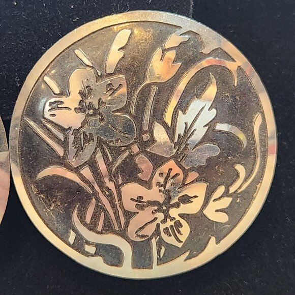 VTG Earrings 1980s Black Enamel Silver Hibiscus Flower Etched Metal Disc Post - Picture 2 of 4